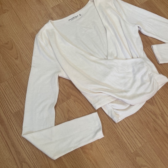 Abercrombie & Fitch Ivory Soft A&F Cozy Long Sleeve Cropped Sweater Top Size Med - Picture 3 of 8